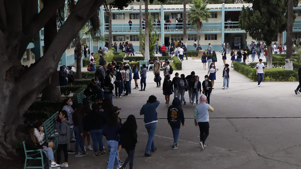 62-cl-paro laboral en la preparatoria federal lazaro cardenas3JPG